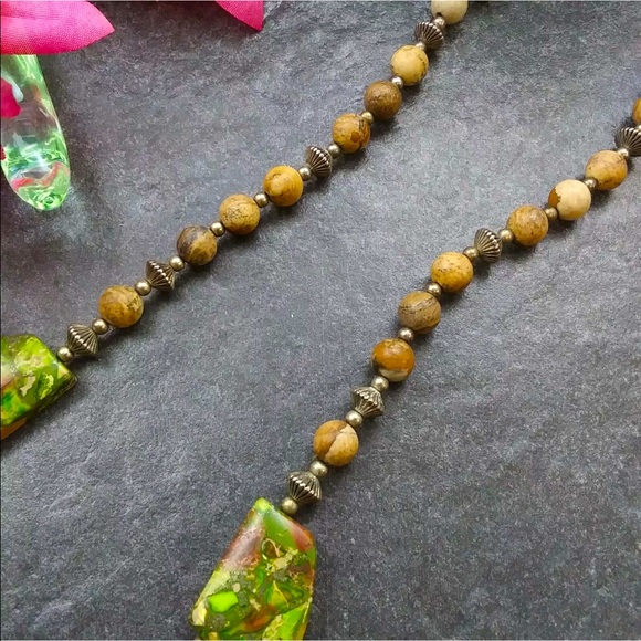 Vintage Green/Tan Jasper & Tan Stones Beaded Triangle Necklace. 19.5 - Picture 3 of 6
